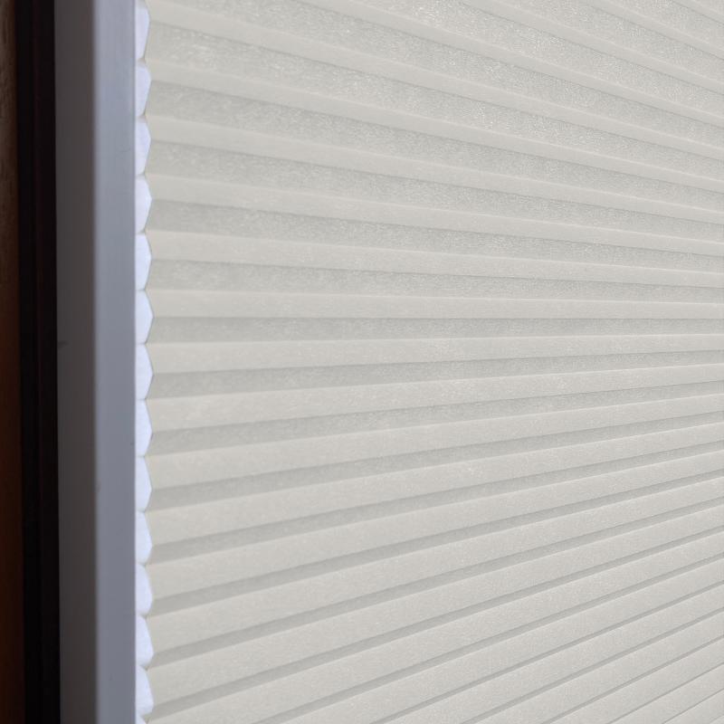 blickdichtes-wabenplissee-hellgrau Blickdichtes Wabenplissee in Hellgrau, strukturiertes Design, ideal für Fensterdekoration und Lichtregulierung.