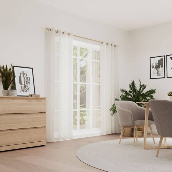 Halbtransparenter, dunkelbeiger Brandschutzvorhang aus glattem, fließendem Material vor einer Fensterfront.