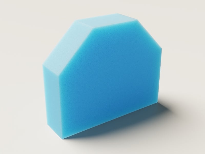 Schaumstoffzuschnitt in Blau mit zwei Abschrägungen, rechteckige Form und glatte Oberfläche.