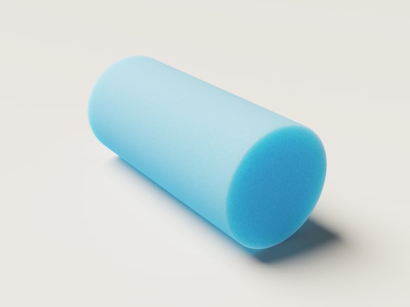 Blauer Schaumstoffzuschnitt in Rollenform auf weißem Hintergrund