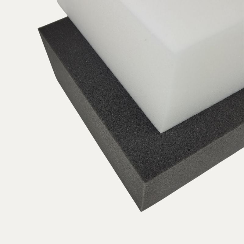 Schwarz-weißer Schaumstoffzuschnitt aus weichem Material in rechteckiger Form