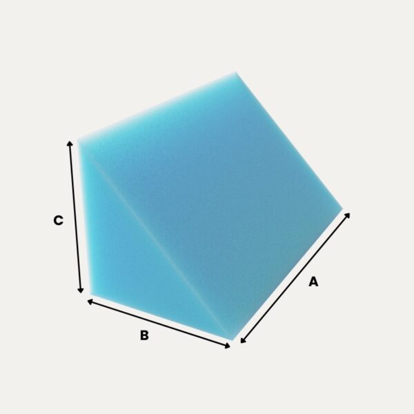 Schaumstoffzuschnitt in Dreiecksform mit rechtwinkligem Winkel, blaue Farbe, mit Beschriftungen für Seiten A, B und C.