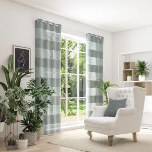 Halbtransparenter grauer Vorhang mit Querstreifen vor Fenster in modernem Wohnzimmer