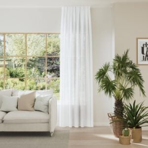 Transparente weiße Gardine mit Strichmuster und Krauselband in Grau, vor Fenster im Wohnzimmer
