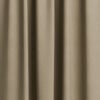 Abdunkelnder Vorhang aus schwarzem Samtoptik-Stoff mit Sandfarbenen Mustern