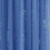 Transparente blaue Gardine aus unifarbenem Stoff mit Falten.