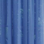 Transparente blaue Gardine aus unifarbenem Stoff mit Falten.