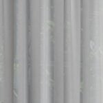 Transparente unifarbene Gardine aus graublauem Stoff mit leichter Textur