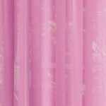 Transparente pinke Gardine aus unifarbenem Stoff mit leichter Musterung