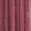 Transparente rote Gardine aus unifarbenem Stoff mit leichter Textur.