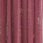 Transparente rote Gardine aus unifarbenem Stoff mit leichter Textur.