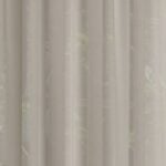 Transparente Gardine aus unifarbenem Taupe-Stoff, blickdicht und leicht.