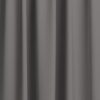 Verdunkelungsvorhang aus unifarbenem grauem Stoff mit Falten.