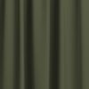 Grüner Verdunkelungsvorhang aus einfarbigem Stoff mit Falten.