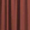 Roter einfarbiger Verdunkelungsvorhang aus Stoff mit Falten.