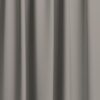 Verdunkelungsvorhang aus unifarbenem taupefarbenem Stoff mit Falten.