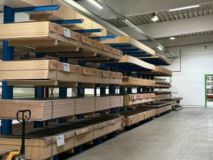 Regal mit Holzplatten in verschiedenen Größen und Farben für schnelle Lieferung