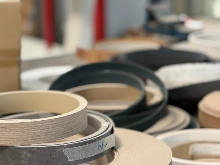 Verschiedene Rollenbänder in neutralen Farben auf einem Tisch.