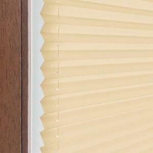 Blickdichtes Plissee aus sandfarbenem Stoff