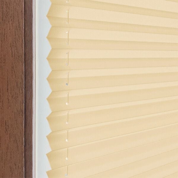 Blickdichtes Plissee aus sandfarbenem Stoff