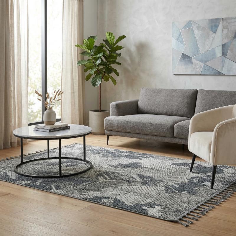 In‑und‑Outdoor-Teppich mit grafischem Grau‑Blau‑Muster, flacher Flor und Fransen