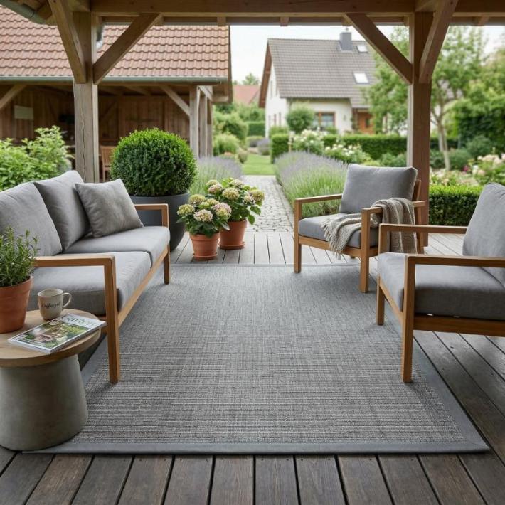 Grauer In‑und‑Outdoor-Teppich aus Sisaloptik, rechteckig, unter Terrassenmöbeln
