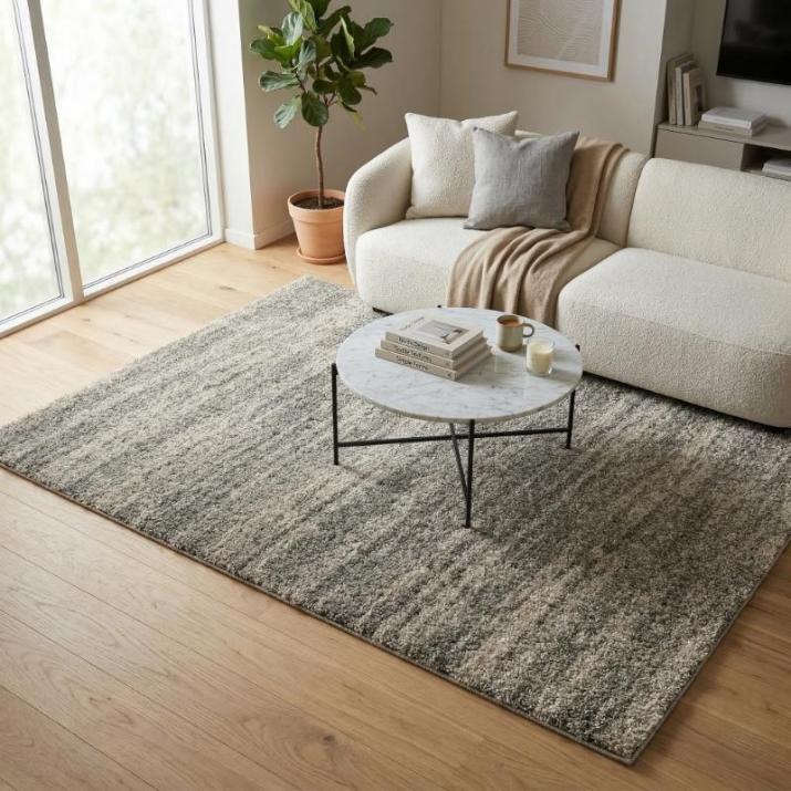 Rechteckiger, strukturierter Mittelflor-Teppich in graubraun mit weichem Flor unter Couchtisch