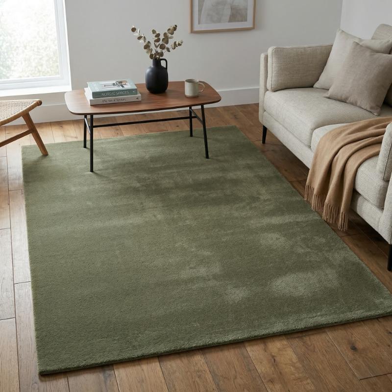 Mittelfloriger, unifarbener olivgrüner Rechteckteppich unter Sofa und Couchtisch