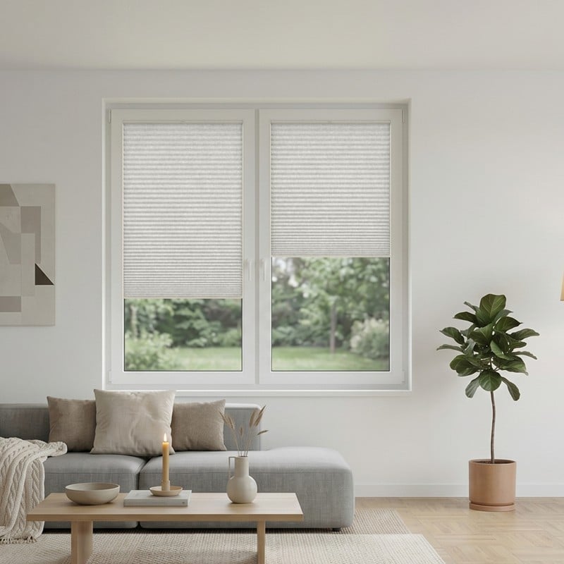 Blickdichtes Plissee Vlies der Basic Line am Fenster